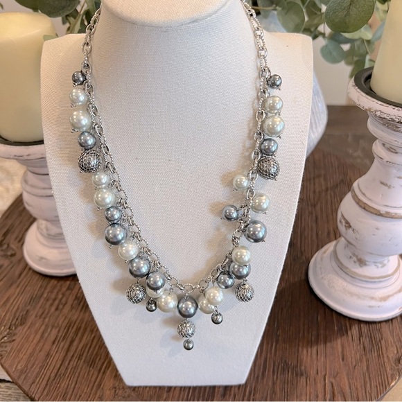 Elegant Silver and White Pearl Necklace - Picture 6 of 6